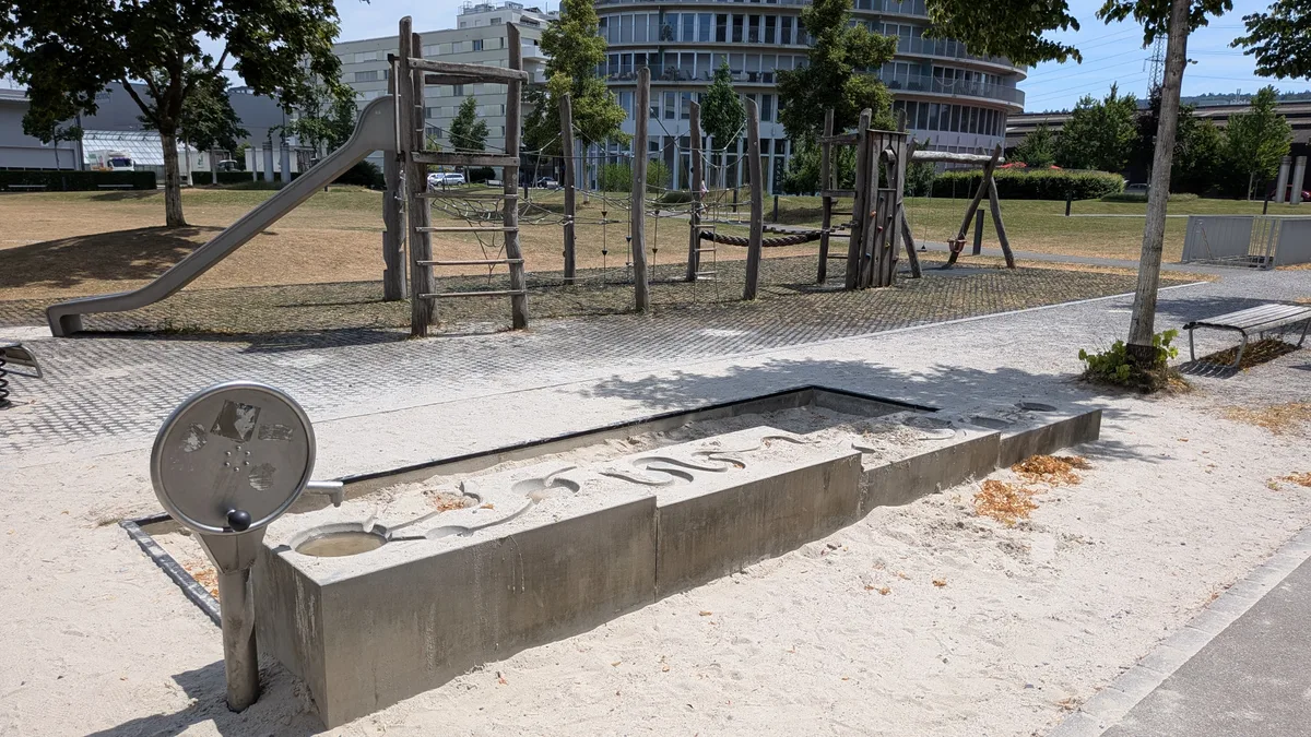 Der Spielplatz ist einfach gehalten, und die Wasserpumpe ist immer mal wieder defekt … Impressionen aus einem Park.